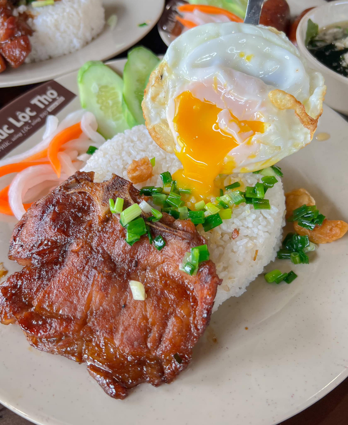 Tại ShopeeFood người dùng có thể dễ dàng tìm kiếm các quán cơm tấm ngon như: Cơm tấm Phúc Lộc Thọ, cơm tấm Cali, cơm tấm Hậu, cơm tấm sườn que,...