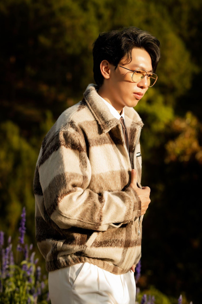 Theo nam ca sĩ bộc bạch, có thể một trong những lý do lớn nhất giúp anh chinh phục được nhạc sĩ Nguyễn Minh Cường chính là niềm đam mê cùng sự cố gắng trau dồi nghiêm túc.