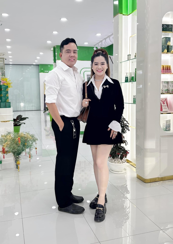 Ca sĩ Thọ Hùng cùng với vợ xây dựng thương hiệu “Vợ chồng song ca”