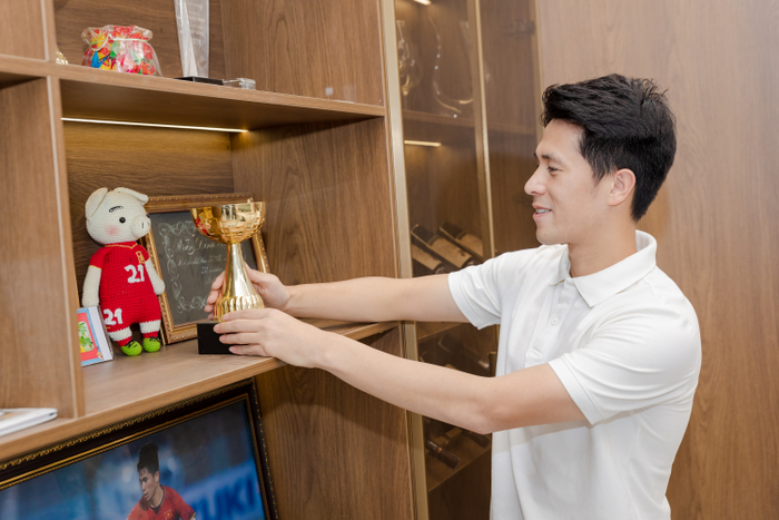 Cầu thủ Đình Trọng với phiên bản “chàng trai của gia đình” khi ở nhà