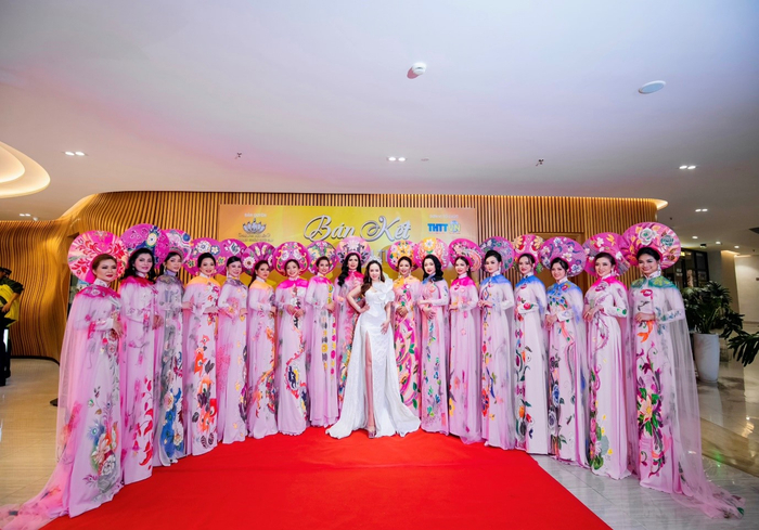 Nàng hậu tự tin đọ sắc cùng dàn thí sinh trước giờ diễn ra bán kết.