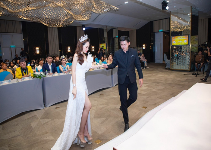 Giám khảo Hồng Thắm tiến lên sân khấu.