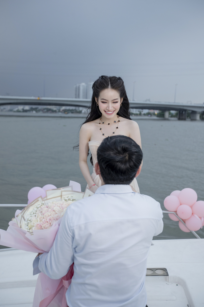 Chị cho biết, anh chồng tương lai của mình đã chinh phục chị bằng tình cảm chân thành và sự quan tâm ấm áp nhưng không thiếu phần tri thức, trí thức và tinh tế của một người đàn ông mà chị đã chấp nhận cuộc cuộc sống độc thân bấy lâu để chờ đợi.