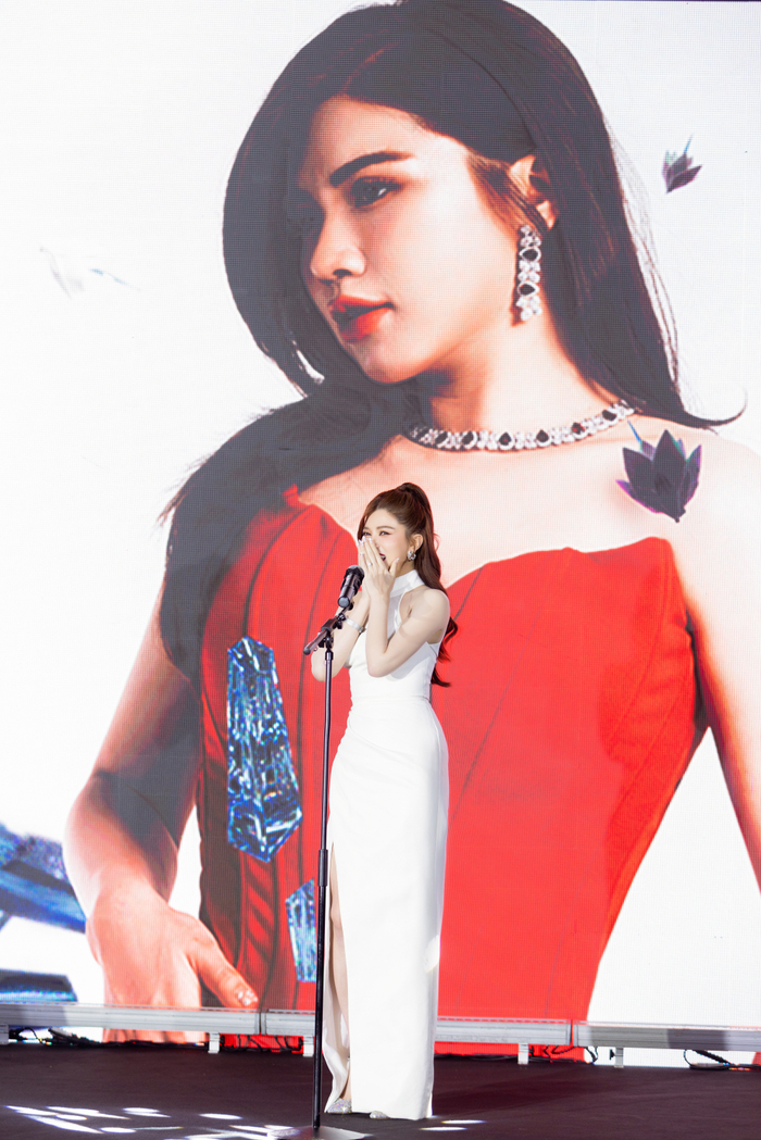 Chủ tịch Shynh Group Lê Thị Xuân xúc động khi được xướng tên ở hạng mục “Women of Business”
