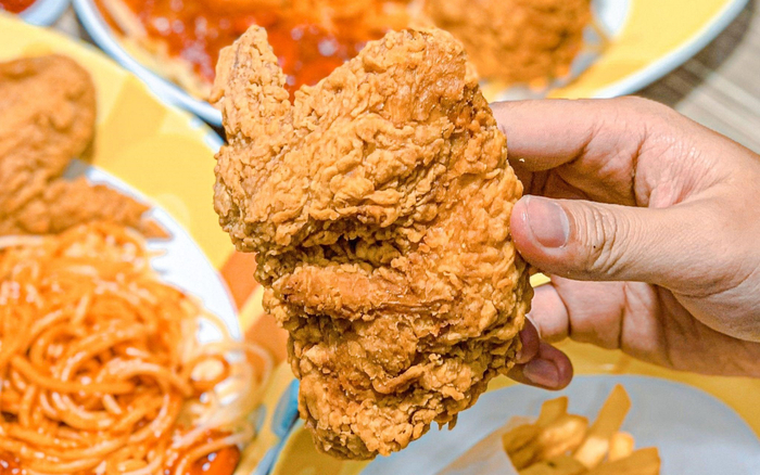 Món gà rán xuất hiện trong clip của 'vua đầu bếp', có gì mà cộng đồng mạng bàn luận sôi nổi? Ảnh 2