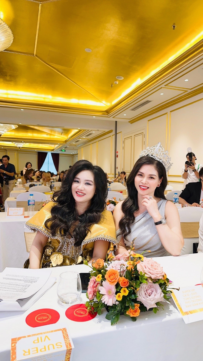 Ca sỹ Cao Hồng trưởng ban tổ chức cùng Hoa Hậu Thao Lê trong một khung hình