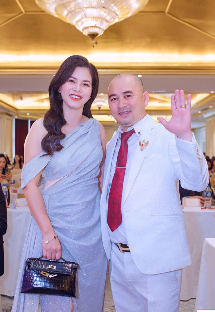 Hoa hậu Thao Lê (Lê Thị Thao) chụp ảnh cùng David Cao Nguyên phó BTC