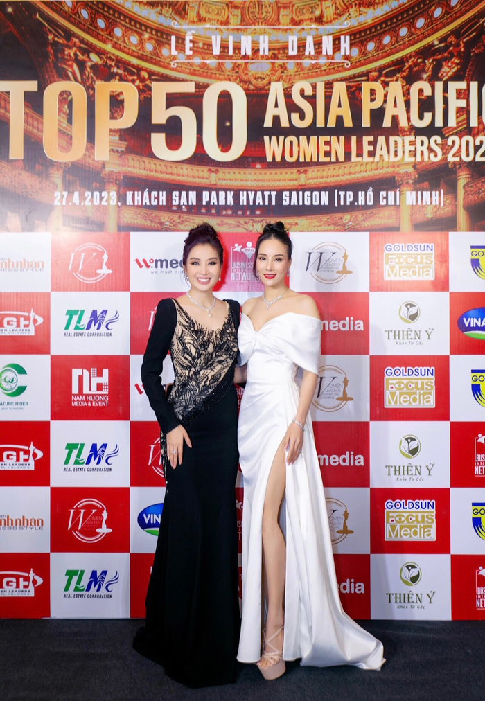 Bà Nguyễn Thu Hương và Hoa hậu Hoàng Thanh Loan.