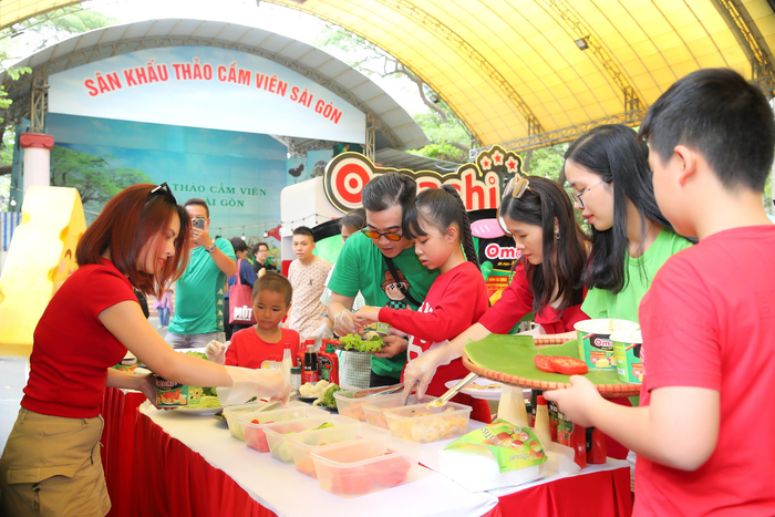 Các con cùng bố mẹ tự do sáng tạo “Ăn ngon linh đình' cùng mì Omachi Spaghetti.