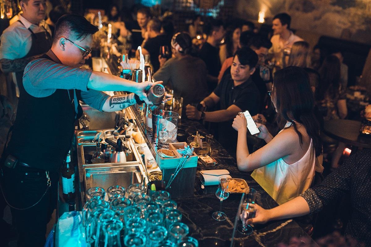 Sinh viên làm bar tiết lộ góc khuất ngành nightlife: 1 phút sai lầm cũng khiến bạn trả giá đắt! Ảnh 2