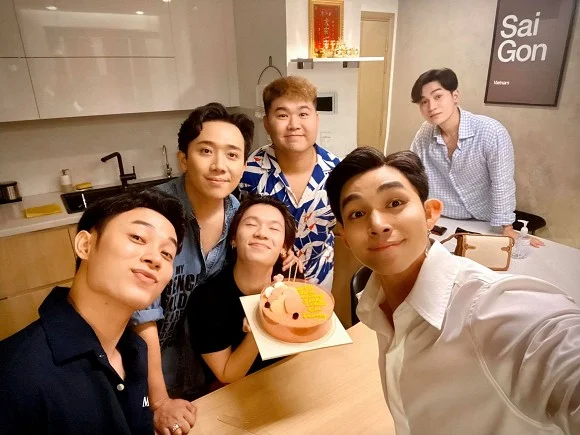 Trúc Nhân thẳng chân đạp Trấn Thành ngã sóng soài trước mặt đồng nghiệp, chuyện gì đã xảy ra? Ảnh 6