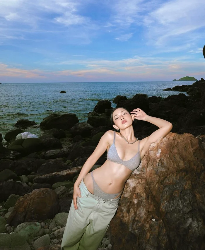 Châu Bùi khoe vóc dáng trong bộ ảnh mới. Có thể thấy, tỷ lệ cơ thể của nàng fashionista ngày càng