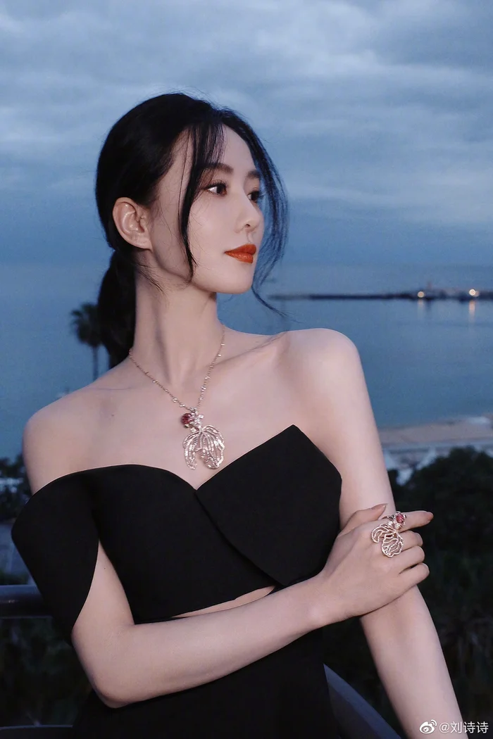 Vẻ ngoài của cô nàng giờ đây thăng hạng gấp bội, gắn liền với hình ảnh người phụ nữ trưởng thành, trang nhã mang trong mình khí chất thoát tục. Vẻ ngoài của cô nàng giờ đây thăng hạng gấp bội, gắn liền với hình ảnh người phụ nữ trưởng thành, trang nhã mang trong mình khí chất thoát tục.